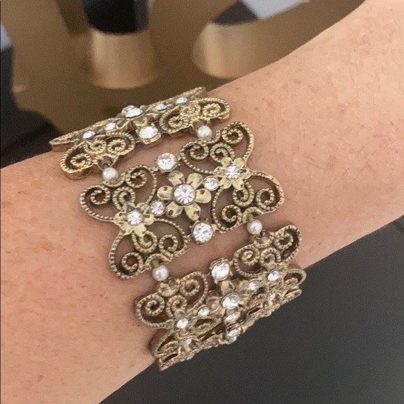 Forever 21 Other - Forever 21 elastic/stretch butterfly bracelet 🦋